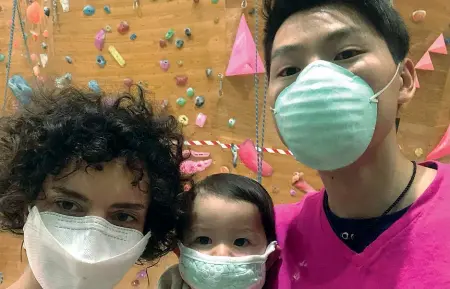  ??  ?? Il ritorno Ilaria D’Adda, con il figlio e il marito, vive in Cina nella città di Hangzhou, nel distretto di Zhejiang