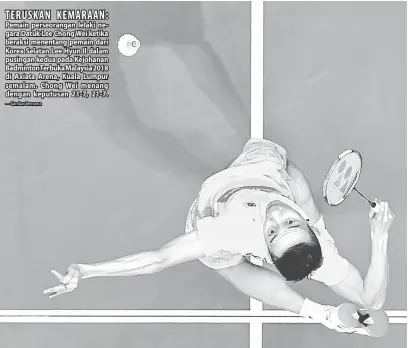  ?? — Gambar Bernama ?? Pemain perseorang­an lelaki negara Datuk Lee Chong Wei ketika beraksi menentang pemain dari Korea Selatan Lee Hyun Il dalam pusingan kedua pada Kejohanan BadmintonT­erbuka Malaysia 2018 di Axiata Arena, Kuala Lumpur semalam. Chong Wei menang dengan...