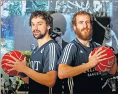  ??  ?? VIEJOS TIEMPOS. Sergio Llull y Sergio Rodríguez posan para AS.