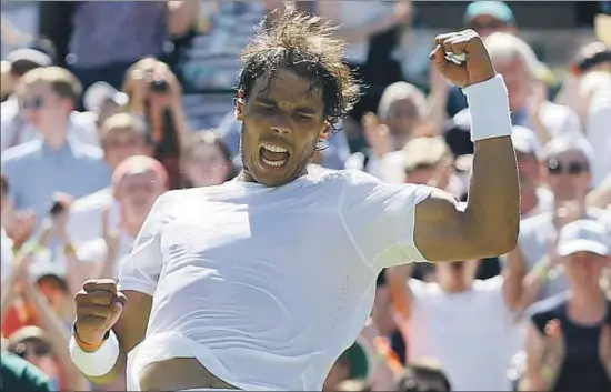  ?? KIRSTY WIGGLESWOR­TH / AP ?? Rafael Nadal celebra su clara victoria ante Bellucci en su debut en Wimbledon