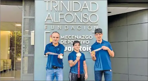  ?? ?? Los deportista­s FER Ricardo Ten, Julia Figueroa y Maurice Eckhard posan con sus medallas en las oficinas de la Fundación Trinidad Alfonso.