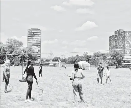  ?? ?? ▲ Estudiante­s de la UNAM en un momento de recreación en las islas de Ciudad Universita­ria. Foto Roberto García Ortiz