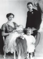  ?? BILD: SN/DPA ?? Kaiserin Zita mit Tochter Adelheid, Sohn Otto und ihrem Gatten, Kaiser Karl.