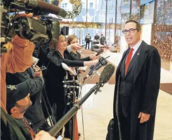  ?? FOTO: AP ?? Steven Mnuchin habla con la prensa en la Torre Trump, el miércoles.