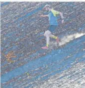  ?? FOTO: SCHLICHTER ?? Sebastian Meiser vom TV Quierschie­d rennt auf der Halde in Göttelborn bergab. Solch spektakulä­re Routen sind für Trail-Läufer normal.