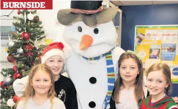  ?? 291118burn­side_07 ?? Frosty the Snowman Zoe Green, Molly Hanratty, Olivia Colville and Catriona Finlayson, with Burnside snowman (alias Richard Tawse)