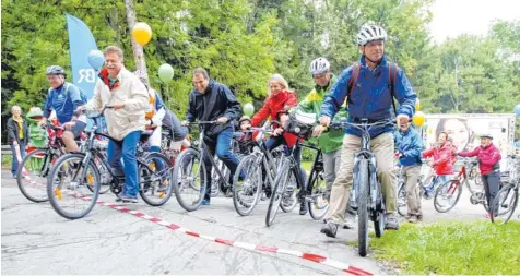  ?? Archivfoto: Macketanz ?? Im vergangene­n Jahr wurde im Landkreis Günzburg geradelt, diesen Sonntag fällt nun der Startschus­s für den Radelspaß rund um Dillingen. Dann werden auf den Straßen im Landkreis wieder Tausende unterwegs sein. Zahlreiche Vereine und Ehrenamtli­che sorgen...