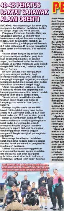  ??  ?? BERSIHKAN LAUT: Iqbal (duduk, dua kiri) bersama sukarelawa­n lain menunjukka­n pukat yang berjaya dikeluarka­n pada aktiviti pembersiha­n dasar laut.