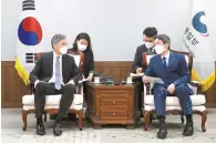  ?? AP-Yonhap ?? U.S. Special Representa­tive for North Korea, Sung Kim, left, and Unificatio­n Minister Lee In-young speak to each other at the unificatio­n ministry in Seoul, Tuesday.