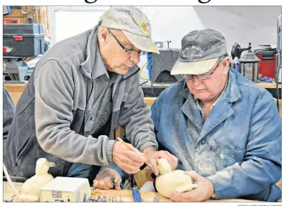  ?? DESIREE ANSTEY/JOURNAL PIONEER ?? Clarence Gallant instructs Brian MacInnis on how to carve a wooden duck.