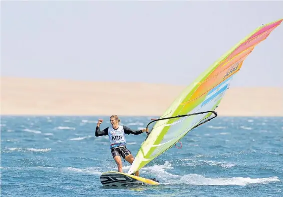  ?? FOTOS DE MAXI FAILLA / ENVIADO ESPECIAL ?? Agua dorada. Saubidet Birkner celebra su medalla de oro sobre la tabla en Paracas, a 250 kilómetros de Lima.