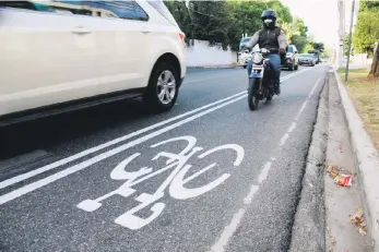  ??  ?? La nueva ruta de ciclovía es utilizada por motociclis­tas, a pesar de que está prohibido.