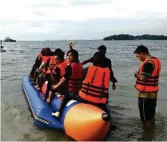  ??  ?? AKTIVITI bebas pelajar bermain
banana boat di Pantai Teluk Kemang, Port
Dickson.