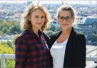  ??  ?? Viola Radovics (links) und Susanne Wolf setzen sich bei der Alexander Thamm GmbH dafür ein, dass das Wissen um Daten und Machine Learning extern über das neue Schulungsz­entrum und intern an Trainees weitergege­ben wird.