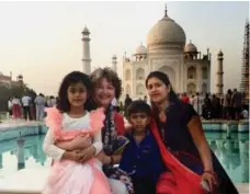  ?? LINDA BARNARD ?? Writer Linda Barnard, with child on her lap, was asked by an Indian family to pose with them for a photo at the Taj Mahal.