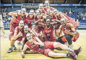  ?? FOTO: FIBA ?? Las jugadoras de la selección Sub 20 femenina, celebrando la victoria ante Francia