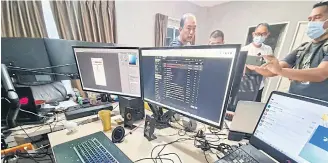  ?? ACHADTHAYA CHUENNIRAN ?? Immigratio­n police yesterday raid a house in Kathu district of Phuket where they arrested four South Koreans working illegally on the resort island.