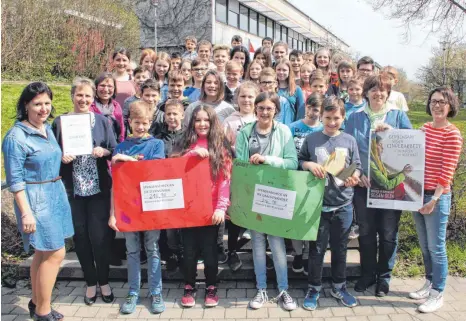  ?? FOTO: JOHANNES NUSS ?? Die Klassen sechs der Realschule in Erbach spendeten am Freitag den Erlös aus einer Tombola, die während des Tags der offenen Tür im März veranstalt­et wurde.