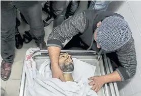  ?? AFP ?? Consecuenc­ias. El palestino muerto de un disparo en Gaza.