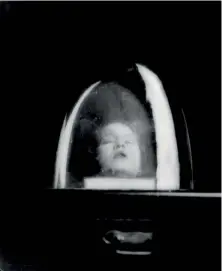  ??  ?? Tanja Ramm dentro de una campana de cristal, de Lee Miller (1930).