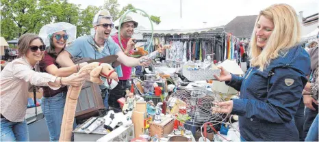  ?? FOTO: ARCHIV/THOMAS WARNACK ?? Der Riedlinger Flohmarkt hat alles, was das Herz begehrt, aber nicht unbedingt braucht.