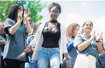  ?? ALEX WONG/GETTY IMAGES ?? Aalayah Eastmond, center, hid under a dead classmate’s body during the Parkland massacre.