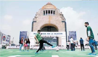  ??  ?? Aeromexico y Delta invitaron a la afición tricolor a firmar la Mega Playera con sus mejores deseos