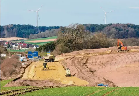  ?? Foto: Josef Reitmayer ?? Südlich der Autobahn in Zusmarshau­sen haben die Erschließu­ngsarbeite­n für das Gewerbegeb­iet Geisweghül­le begonnen.