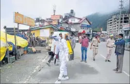  ?? DEEPAK SANSTA/HT ?? ■
A municipal corporatio­n worker sanitising Sanjauli area near Shimla after a Covid-19 case was detected there on Sunday.