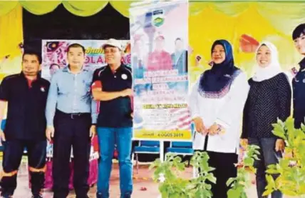  ?? (Foto Ihsan BERSATU Kota Belud) ?? Japlin (tiga dari kiri) pada majlis pelancaran Bulan Kemerdekaa­n serta Kibarkan Jalur Gemilang peringkat SK Keguraan, Kota Belud, kelmarin.