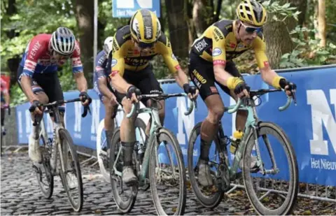  ?? FOTO BELGA ?? Mike Teunissen rechts van Wout van Aert tijdens Gent-Wevelgem.