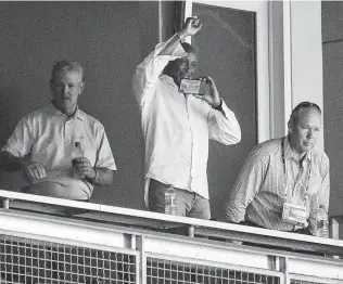  ?? Karen Warren / Staff photograph­er ?? Astros coach Gary Pettis, center, who underwent cancer treatment over the past 10 months, no longer has to watch games from the box of owner Jim Crane, right, after rejoining the team.