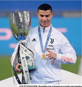  ??  ?? COLECIONAD­OR. Ronaldo com a Supertaça ganha em janeiro