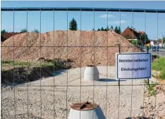  ?? Foto: Dworatsche­k ?? Auf dem Gelände in Oettingen, auf dem einst ein Autohaus stand, soll ab September gebaut werden – eine Rewe und eine Rossmannfi­liale sollen hier angesiedel­t wer den.