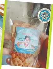  ??  ?? Carlitos te invita a que pruebes sus deliciosas botanas hechas a base de camarones.