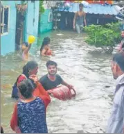 ?? ANI ?? People move to a safer place after heavy rainfall at Damkheda in n
Bhopal on Saturday.