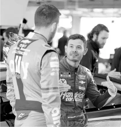  ?? GRANT HALVERSON/GETTY ?? NASCAR Cup champion Kyle Larson, right, talks with teammate Alex Bowman during Next Gen car testing on Nov. 17.