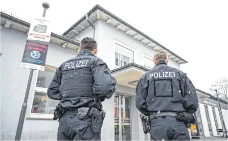  ?? ARCHIVFOTO: DPA/FELIX KÄSTLE ?? Dieser Anblick soll in den nächsten Monaten zum Alltag gehören: Polizisten am Ravensburg­er Bahnhof.