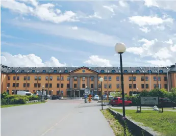  ?? FOTO: LEIF OLDENBURG ?? MÅNGA. Hotellet i Frösundavi­k är tänkt som asylboende för 852 personer.