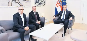  ??  ?? Premijer Andrej Plenković o aktualnim je temama razgovarao s brodsko-posavskim županom Danijelom Marušićem i predsjedni­kom Županijske skupštine Perom Ćosićem