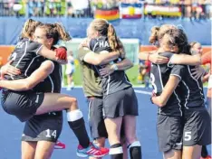  ?? Foto: dpa ?? Gruppenkus­cheln bei den deutschen Hockey-Frauen, nachdem sie sich die Bronzemeda­ille gesichert haben.