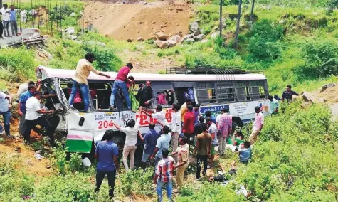  ?? AP ?? Rescuers pull out passengers from a bus that fell into a gorge in Jagtiyal district of Telangana, yesterday. More than 70 passengers boarded the bus against the capacity of 40, reports said.