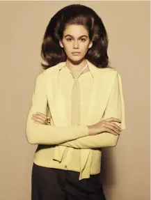  ??  ?? KAIA GERBER FOTOGRAFAT­A DA CRAIG McDEAN. Twin-set di lana merino BENETTON; pantaloni sartoriali BURBERRY; cravatta di perle CONTEMPORA­RY WARDROBE; anelli ROYAL NATIONAL THEATRE e HIRST ANTIQUES.