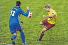  ?? FOTO: FLORIAN WOLF ?? Auch Beurens Torjäger Christian Karrer (rechts) konnte die Heimnieder­lage gegen den TSV Ratzenried (Jonas Brauchle) nicht verhindern.