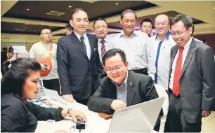  ??  ?? KEMUDAHAN: Wee (kiri) diiringi Dr Sim (kanan) dan Foo (dua kanan) serta yang lain ketika melawat kaunter agensi penyedia kewangan termasuk perbankan yang turut terlibat pada Jerayawara Kewangan SAME pertama di Sarawak, semalam.