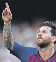  ?? AP ?? Lionel Messi señala al cielo luego de anotar su tercer gol del encuentro contra PSV de Eindhoven.