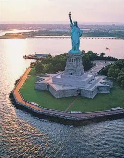  ??  ?? La Estatua de la Libertad es un icono de Nueva York.