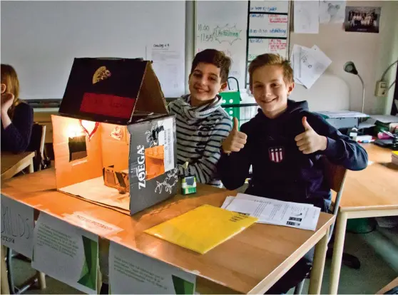  ?? Bild: HENRIK WILLIAMSSO­N ?? EN PLATS FÖR KÄK. Karam Alquatly och Samuel Gottfridss­on i klass 5A har gjort en elbelyst modell av Örelids pizzeria.