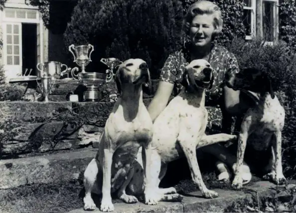  ??  ?? Above: Lady Jean Fforde with her beloved Pointers at home on Arran – left to right: Isle of Arran June, Isle of Arran Minoru and Isle of Arran Dice.