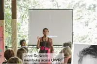  ??  ?? Janet Deneefe membuka acara UWRF